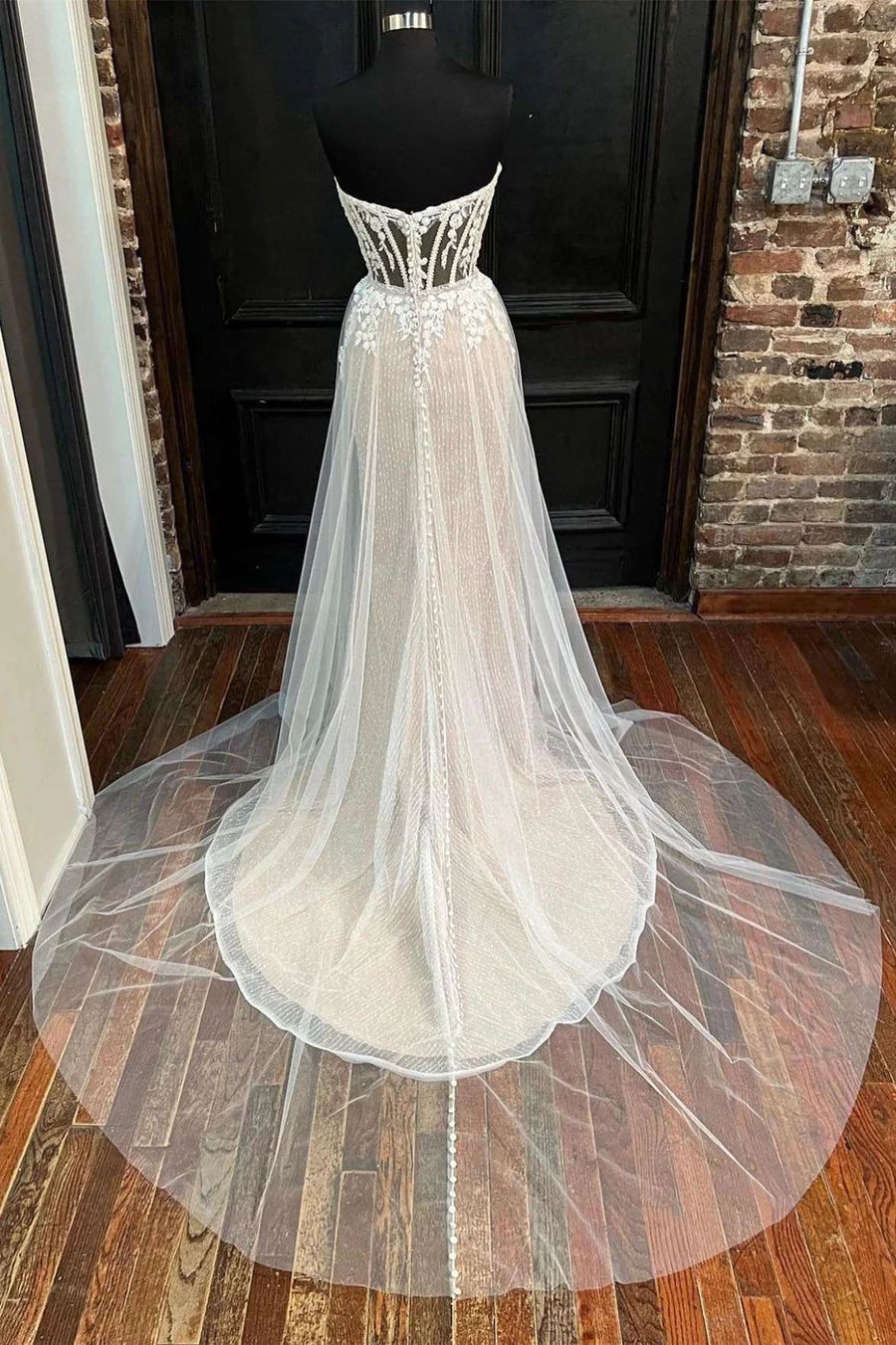 Vestido de novia largo de corte A con apliques de corazón